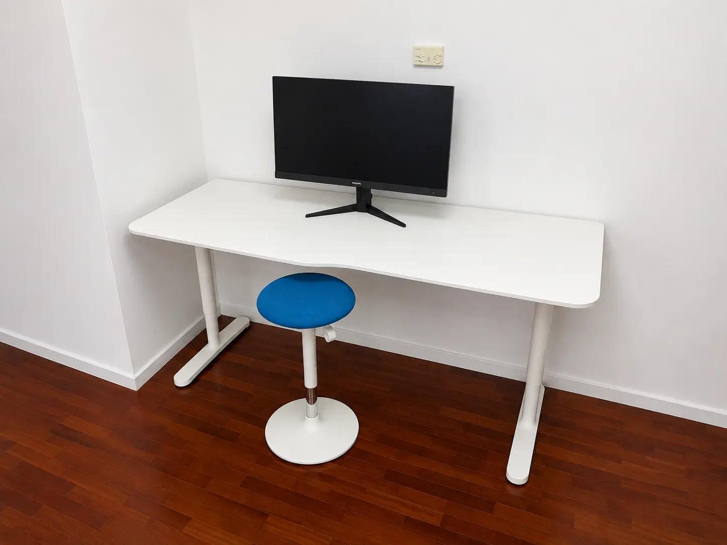 IKEA BEKANT desk 160 x 80 cm, white, height set by hand with an Allen key 65 to 85 cm, a sitting desk not a standing desk