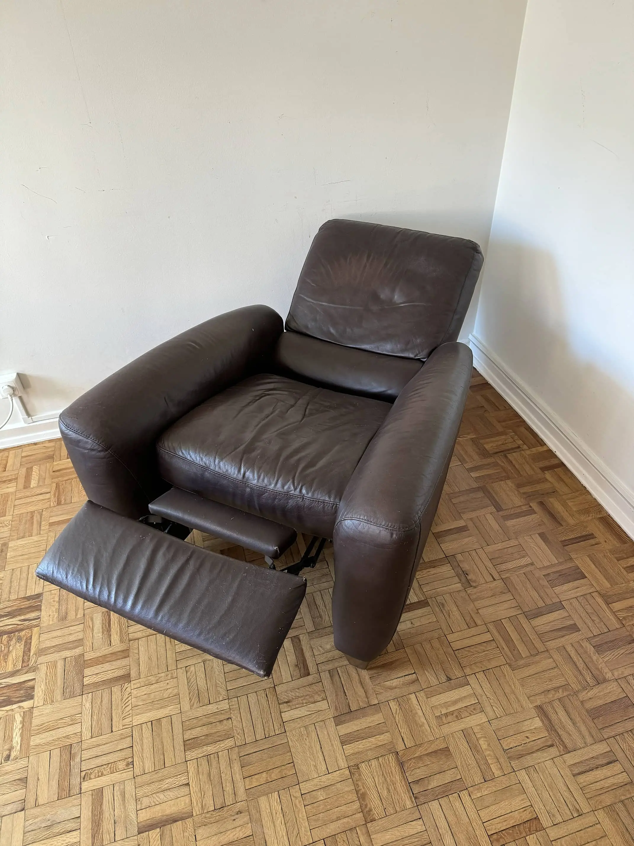 Leather recliner armchair, manual, with extending footrest and a long reclined position (cadeirao relax reclinavel)