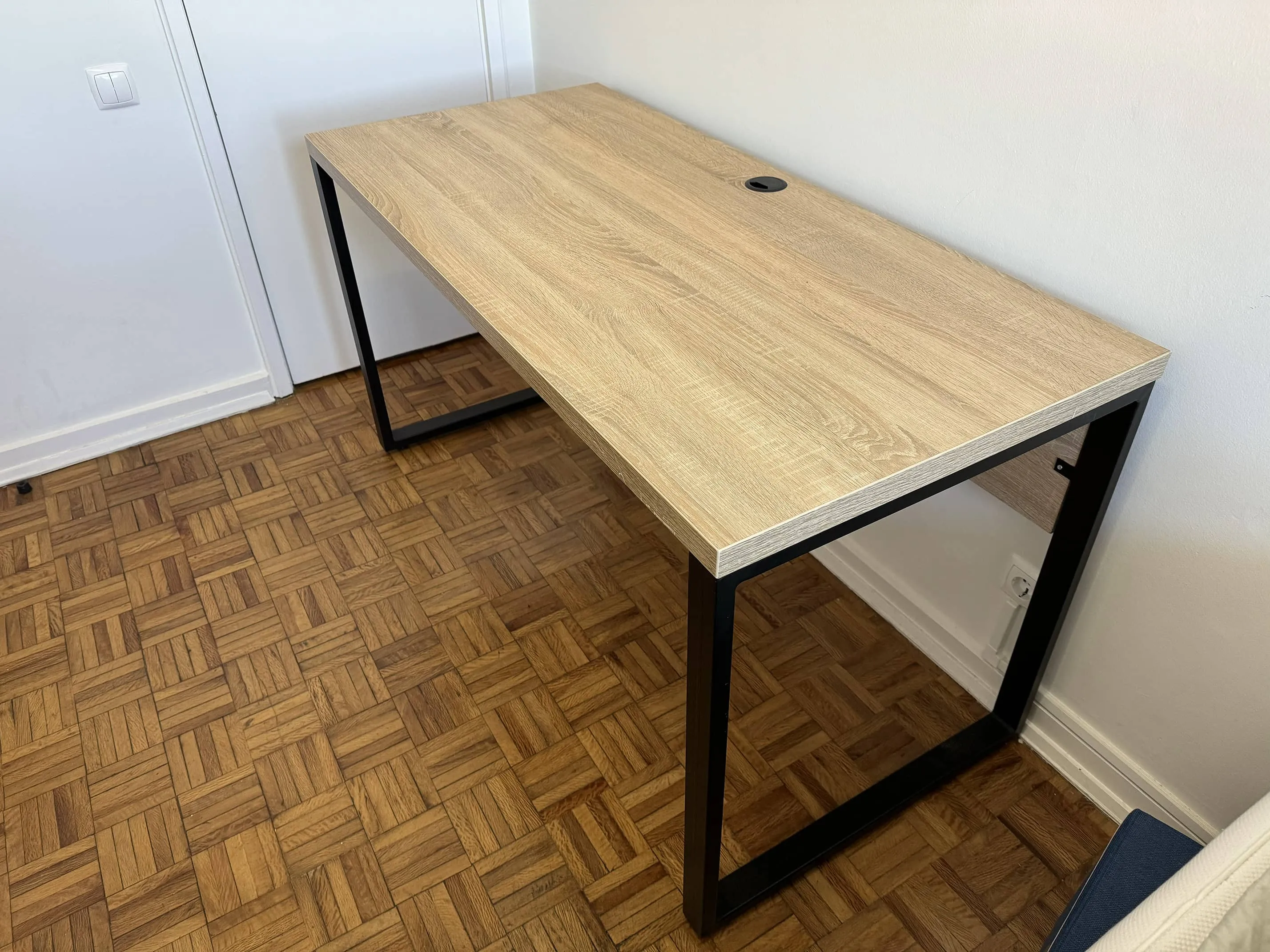 Wooden office table 138 cm x 65 cm with 1 hole for passing computer cables, only 1 available now !, photo 1