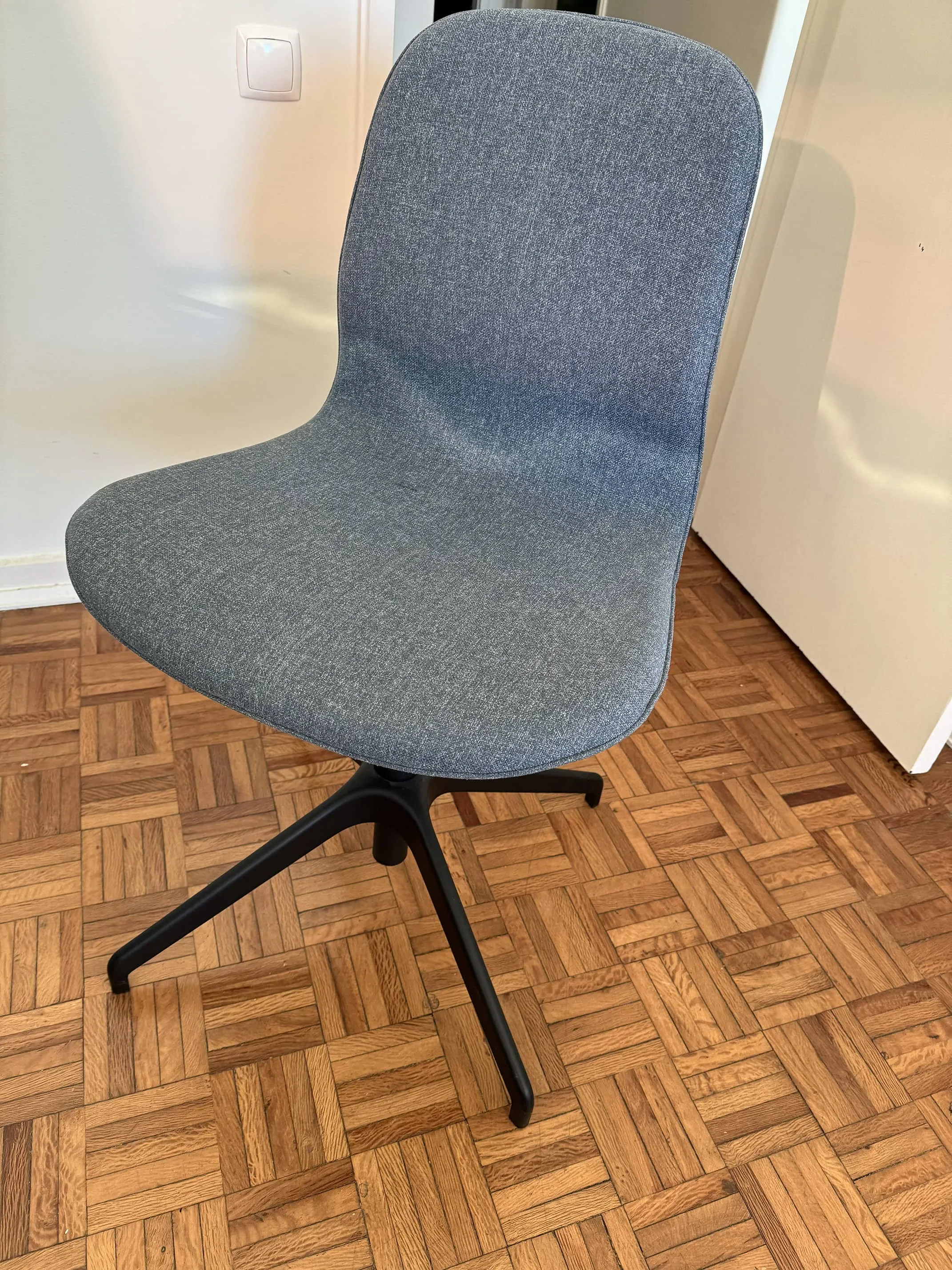 A normal blue stylish office chair, the height can be adjusted, it bends back and forth, it's quite good, photo 2